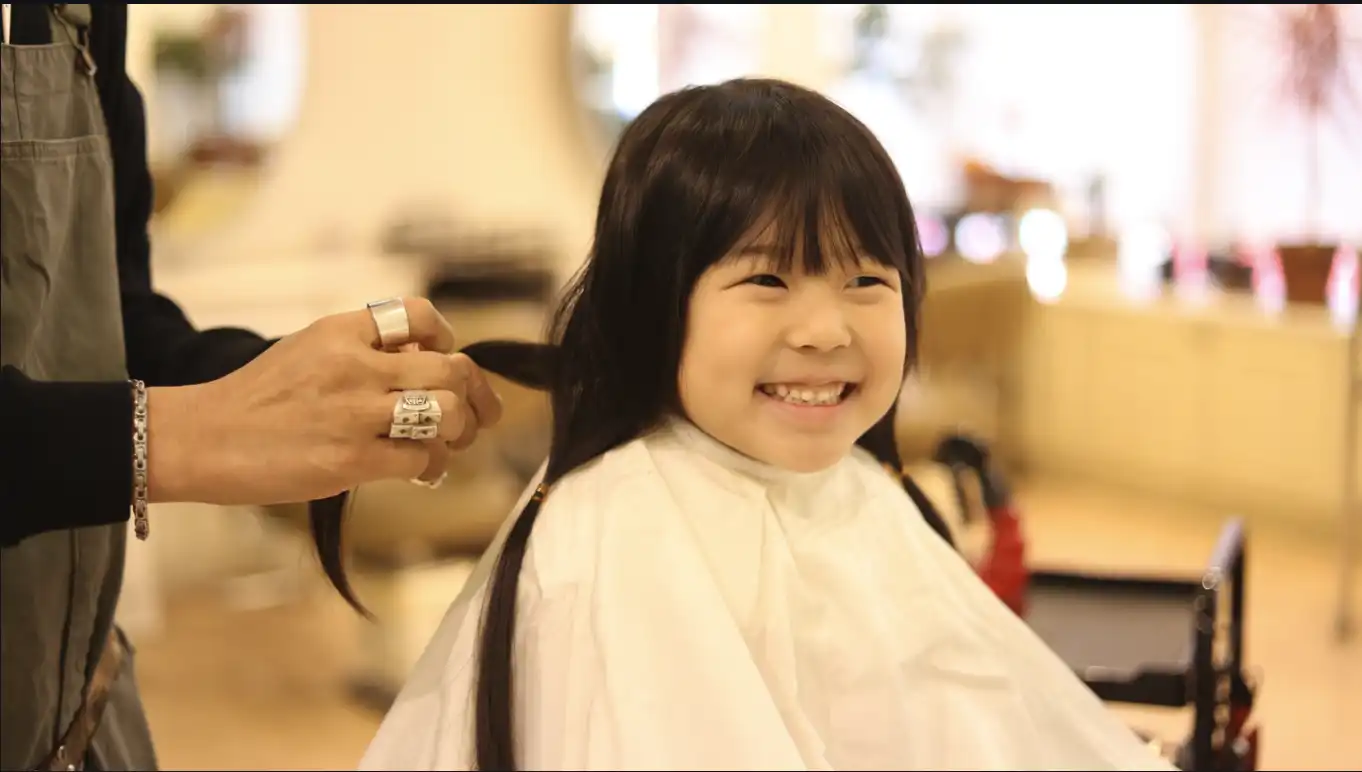 Coupe pour enfant au salon
