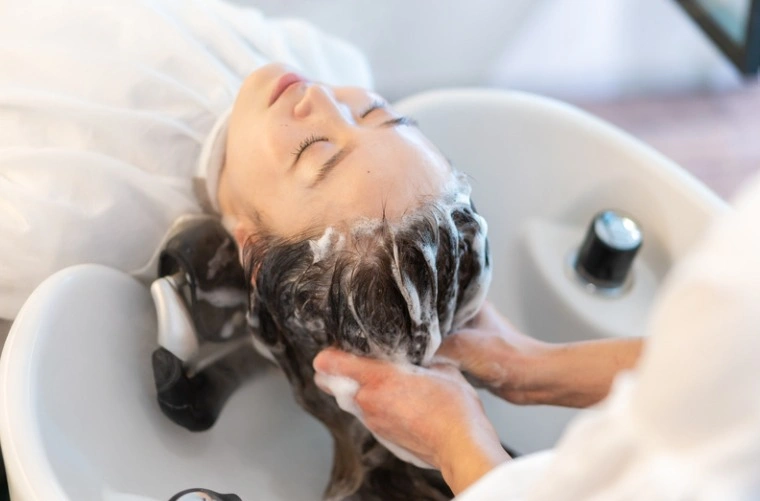 Lavage de cheveux et finition professionnelle
